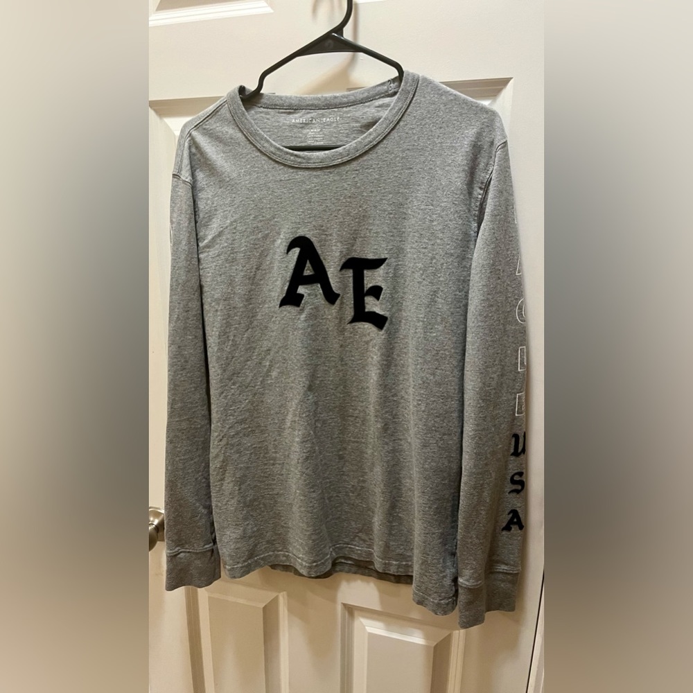 American Eagle gray men’s long sleeve shirt